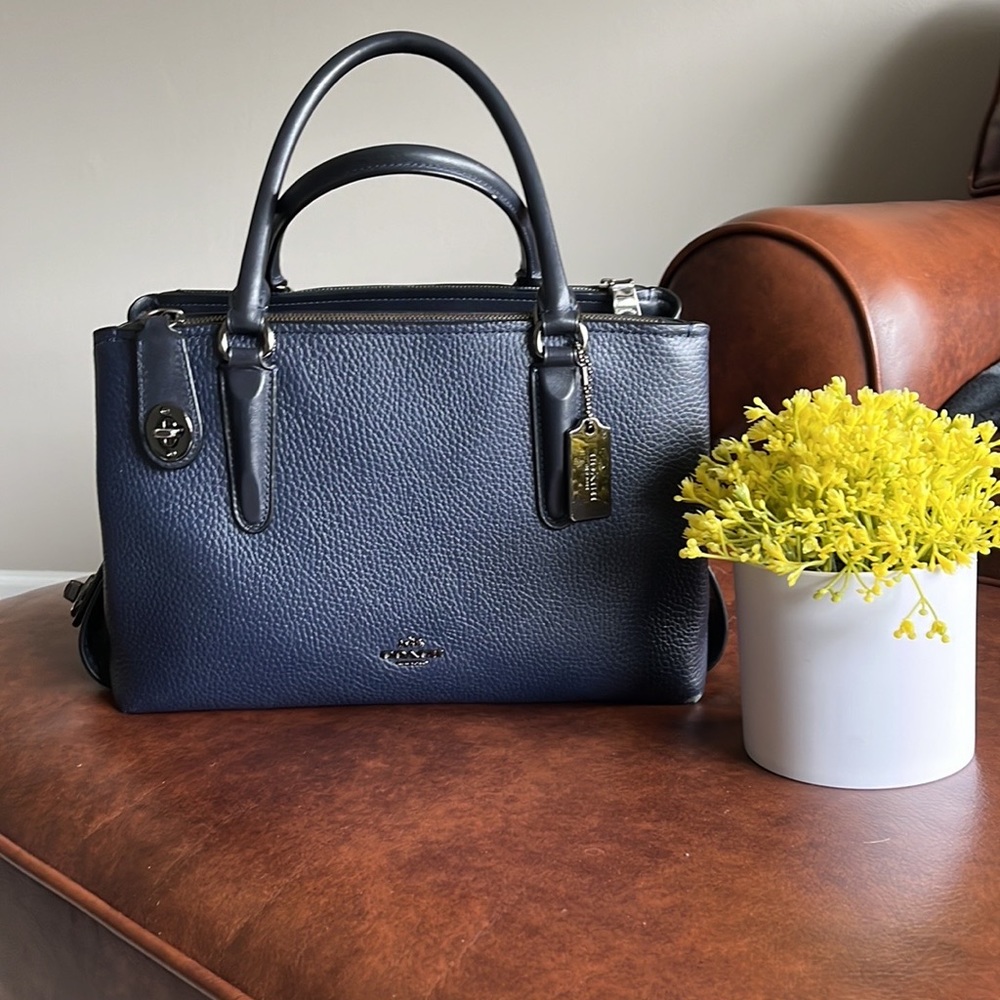 Coach Navy blue leather. Crossbody or shoulder strap included
